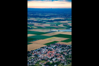 Vue aérienne de Champs devant la skyline de Francfort-sur-le-Main à l'horizon à le quartier Ibersheim in Worms dans le département Rhénanie-Palatinat, Allemagne
