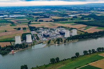 Centrale nucléaire à le quartier Wattenheim in Biblis dans le département Hesse, Allemagne vue du ciel