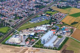 Vue aérienne de Parc industriel Am Kreuz avec TST GmbH, Baumit GmbH - site Biblis / Hahnstätten et entrepôt externe Freotec à Biblis dans le département Hesse, Allemagne
