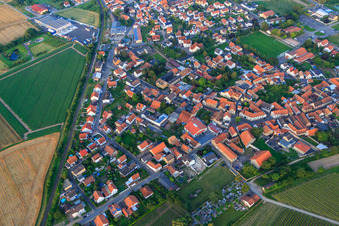 Vue aérienne de Sperlingweg sur la ligne de chemin de fer à le quartier Großbockenheim in Bockenheim an der Weinstraße dans le département Rhénanie-Palatinat, Allemagne