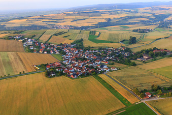 Vue aérienne de Vue du village depuis le nord à Quirnheim dans le département Rhénanie-Palatinat, Allemagne
