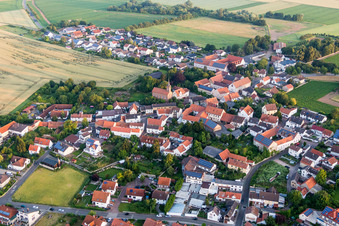 Vue aérienne de Champs agricoles et terres agricoles à Lautersheim dans le département Rhénanie-Palatinat, Allemagne