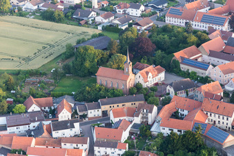 Vue aérienne de Bâtiment d'église au centre du village à Lautersheim dans le département Rhénanie-Palatinat, Allemagne