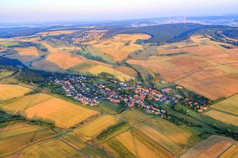 Vue aérienne de Vue du village depuis le nord-est à Breunigweiler dans le département Rhénanie-Palatinat, Allemagne