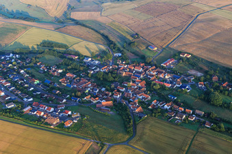 Vue oblique de Vue du village depuis le nord-est à Breunigweiler dans le département Rhénanie-Palatinat, Allemagne