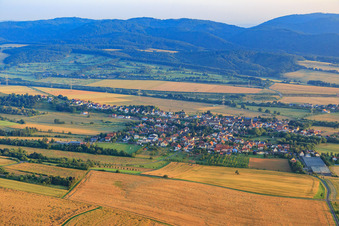 Vue aérienne de Vue du village depuis le sud à Börrstadt dans le département Rhénanie-Palatinat, Allemagne