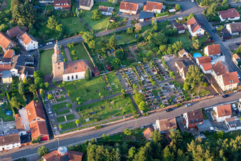Vue aérienne de Cimetière près de l'église à Sippersfeld dans le département Rhénanie-Palatinat, Allemagne