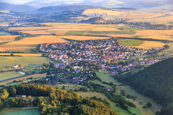 Vue aérienne de Vue du village depuis le sud-est à Münchweiler an der Alsenz dans le département Rhénanie-Palatinat, Allemagne