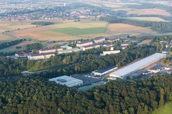 Vue aérienne de Centre logistique et entrepôt de la zone d'entraînement militaire du quartier général de l'AFN Europe Sembach à Wartenberg-Rohrbach dans le département Rhénanie-Palatinat, Allemagne