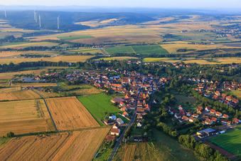 Vue aérienne de Donnersberger Straße depuis le nord à Steinbach am Donnersberg dans le département Rhénanie-Palatinat, Allemagne