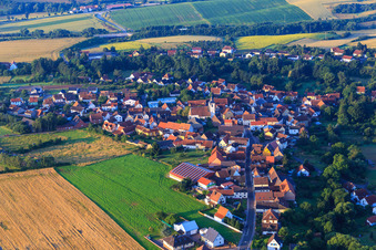 Vue aérienne de Donnersberger Straße depuis le nord à Steinbach am Donnersberg dans le département Rhénanie-Palatinat, Allemagne