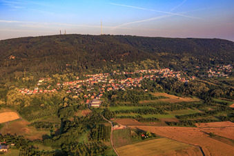 Vue aérienne de Vue de la ville au pied du Donnersberg depuis l'est à Dannenfels dans le département Rhénanie-Palatinat, Allemagne