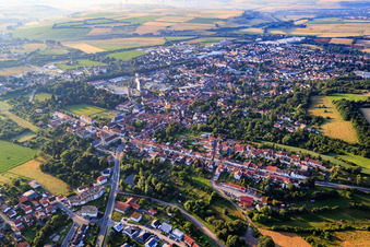 Vue aérienne de Breitstraße et l'église catholique Saint-Pierre à Kirchheimbolanden dans le département Rhénanie-Palatinat, Allemagne