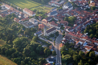 Vue aérienne de Église Sainte-Anne dans le vieux centre-ville à Kirchheimbolanden dans le département Rhénanie-Palatinat, Allemagne