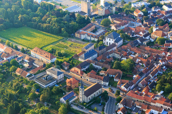 Vue aérienne de Neumayerstraße avec l'église catholique Saint-Pierre, la paroisse catholique Sainte-Anne et le bureau des impôts de Worms-Kirchheimbolanden ainsi que la Paulskirche au château Kirchheimbolanden, aujourd'hui une résidence pour personnes âgées Kirchheimbolanden à Kirchheimbolanden dans le département Rhénanie-Palatinat, Allemagne