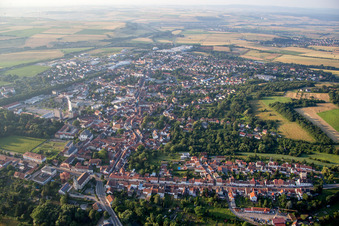 Vue aérienne de Vue des rues et des maisons dans les quartiers résidentiels à Kirchheimbolanden dans le département Rhénanie-Palatinat, Allemagne