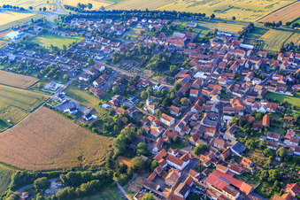 Vue aérienne de Centre du village avec l'église de l'île Maurice à Morschheim dans le département Rhénanie-Palatinat, Allemagne