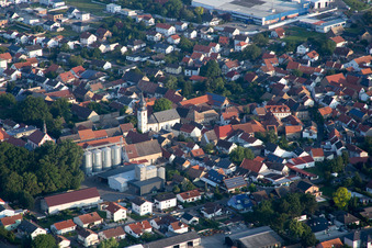 Vue aérienne de Marché à Erbes-Büdesheim dans le département Rhénanie-Palatinat, Allemagne