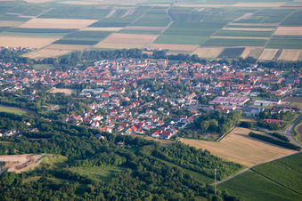 Vue aérienne de Champs agricoles et terres agricoles à le quartier Uffhofen in Flonheim dans le département Rhénanie-Palatinat, Allemagne