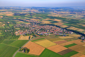 Vue aérienne de Vue du sud-est à le quartier Uffhofen in Flonheim dans le département Rhénanie-Palatinat, Allemagne