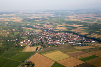 Vue aérienne de Champs agricoles et terres agricoles à le quartier Uffhofen in Flonheim dans le département Rhénanie-Palatinat, Allemagne