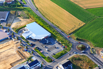 Vue aérienne de Bague Marie Curie avec REWE Sven Schwarz à le quartier Nieder-Saulheim in Saulheim dans le département Rhénanie-Palatinat, Allemagne