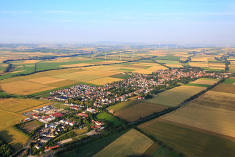 Vue aérienne de Vue d'ensemble de la ville depuis le nord-ouest à Undenheim dans le département Rhénanie-Palatinat, Allemagne