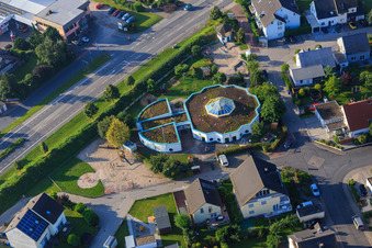 Vue aérienne de Jardins d'enfants de Biebesheim à Langwatt à Biebesheim am Rhein dans le département Hesse, Allemagne