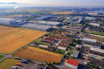 Vue aérienne de Zone industrielle Et d. Flurscheide avec Kunststoff-und Farben GmbH Biebesheim à Biebesheim am Rhein dans le département Hesse, Allemagne