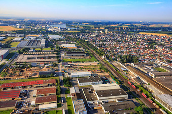 Vue aérienne de Zone industrielle Et d. Flurscheide avec Kunststoff-und Farben GmbH Biebesheim et Suckow & Fischer Systeme GmbH + Co. KG à Biebesheim am Rhein dans le département Hesse, Allemagne