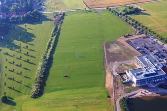 Vue aérienne de Hôtel absolu Gernsheim dans un complexe de golf Gernsheim à le quartier Allmendfeld in Gernsheim dans le département Hesse, Allemagne