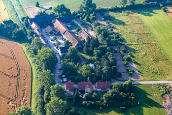 Vue aérienne de Ferme de Gräbenbruch à le quartier Allmendfeld in Gernsheim dans le département Hesse, Allemagne
