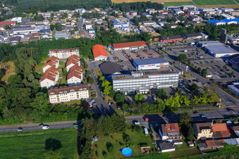 Vue aérienne de Zone industrielle de la Pfarrtanne avec Woolworth et Demeter-Felderzeugnisse GmbH à le quartier Sandwiese in Alsbach-Hähnlein dans le département Hesse, Allemagne
