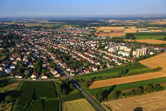 Vue aérienne de Alsbacher Straße x Grenzweg depuis le nord à le quartier Alsbach in Alsbach-Hähnlein dans le département Hesse, Allemagne