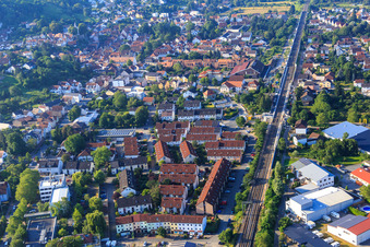 Vue aérienne de Maisons mitoyennes dans la Diefenbachstraße le long de la voie ferrée à Zwingenberg dans le département Hesse, Allemagne