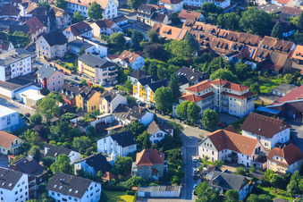 Vue aérienne de Bahnhofstr et Scheuergasse à Zwingenberg dans le département Hesse, Allemagne