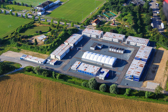 Vue aérienne de Village de conteneurs pour réfugiés et demandeurs d'asile à Bensheim dans le département Hesse, Allemagne