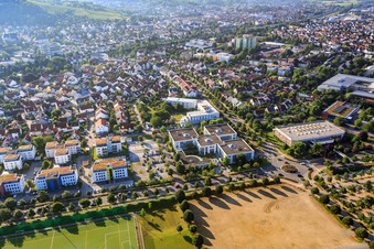 Vue aérienne de Berliner Ring avec le centre de bureaux Bensheim avec le restaurant japonais Okinawa et la Weststadthalle à Bensheim dans le département Hesse, Allemagne
