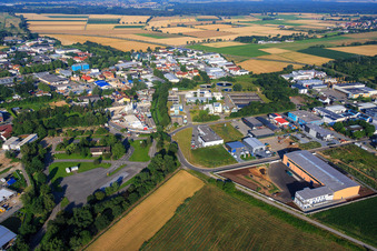 Vue aérienne de Zone industrielle Lindhbergstraße avec Glanz Werk Ek et M + F Bautechnik Sanierungstechnik GmbH à Bensheim dans le département Hesse, Allemagne