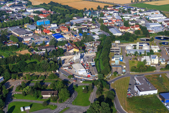 Vue aérienne de Zone industrielle An d. Hartbrücke avec Dyckerhoff Beton GmbH & Co. KG à Bensheim dans le département Hesse, Allemagne
