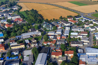 Vue aérienne de Zone industrielle de Lilienthalstraße avec le centre de chirurgie ambulatoire BERGSTRASSE et Wareg Verpackungs-GmbH à Bensheim dans le département Hesse, Allemagne