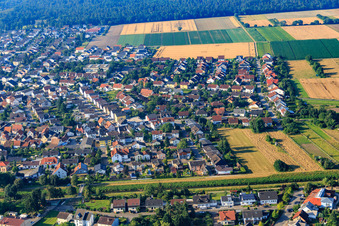 Vue aérienne de Vue de la ville depuis le nord à le quartier Kleinhausen in Einhausen dans le département Hesse, Allemagne