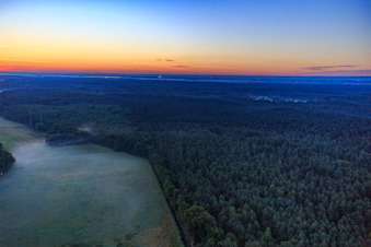 Vue aérienne de Lever de soleil dans l'Otterbachtal avec brume matinale à Kandel dans le département Rhénanie-Palatinat, Allemagne