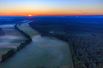 Vue aérienne de Lever de soleil dans l'Otterbachtal avec brume matinale à Kandel dans le département Rhénanie-Palatinat, Allemagne