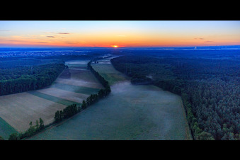 Photographie aérienne de Lever de soleil dans l'Otterbachtal avec brume matinale à Kandel dans le département Rhénanie-Palatinat, Allemagne