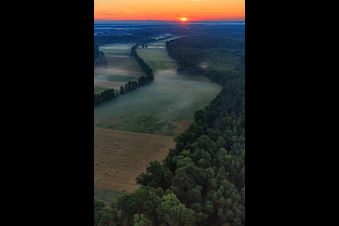 Lever de soleil dans l'Otterbachtal avec brume matinale à Kandel dans le département Rhénanie-Palatinat, Allemagne hors des airs