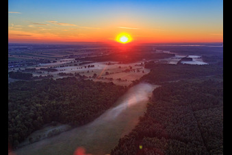 Vue d'oiseau de Lever de soleil dans l'Otterbachtal avec brume matinale à Kandel dans le département Rhénanie-Palatinat, Allemagne