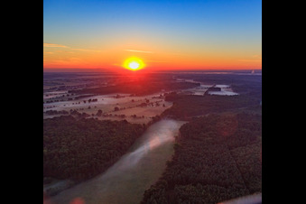 Lever de soleil dans l'Otterbachtal avec brume matinale à Kandel dans le département Rhénanie-Palatinat, Allemagne vue du ciel