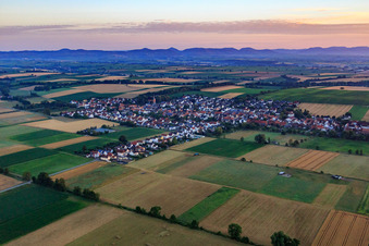Vue aérienne de Vue du village le matin depuis le sud-est à Freckenfeld dans le département Rhénanie-Palatinat, Allemagne