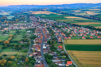 Vue aérienne de Route principale venant de l'est le matin à le quartier Schaidt in Wörth am Rhein dans le département Rhénanie-Palatinat, Allemagne